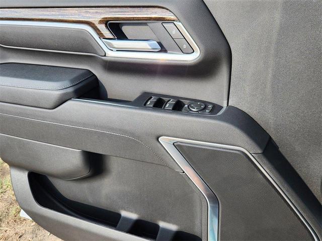Photo of 2025 White GMC Sierra 2500