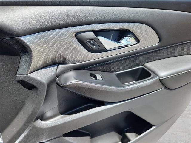 Photo of 2023 White Chevrolet Traverse