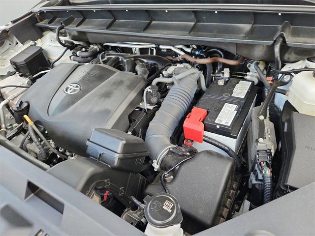 Photo of 2022 White Toyota Highlander