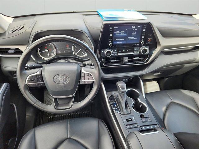 Photo of 2022 White Toyota Highlander