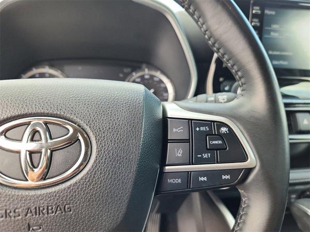 Photo of 2022 White Toyota Highlander