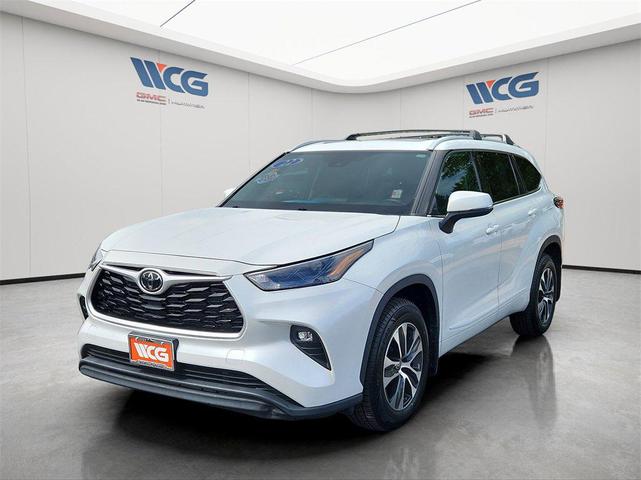 Photo of 2022 White Toyota Highlander