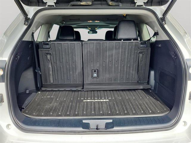 Photo of 2022 White Toyota Highlander