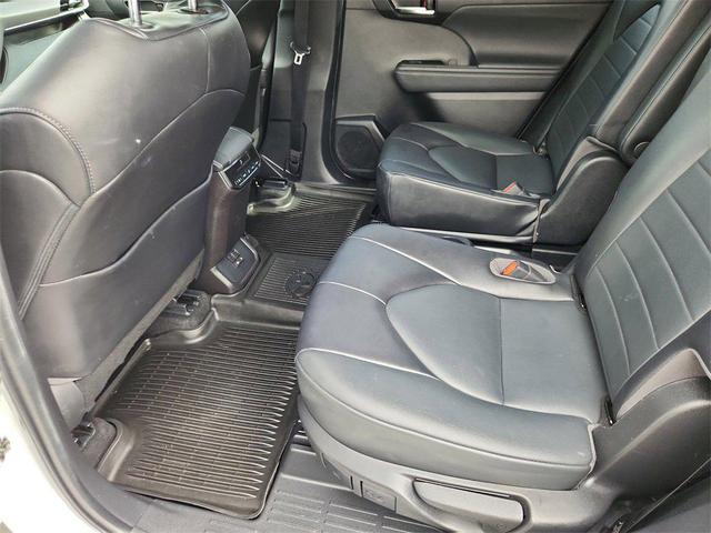 Photo of 2022 White Toyota Highlander
