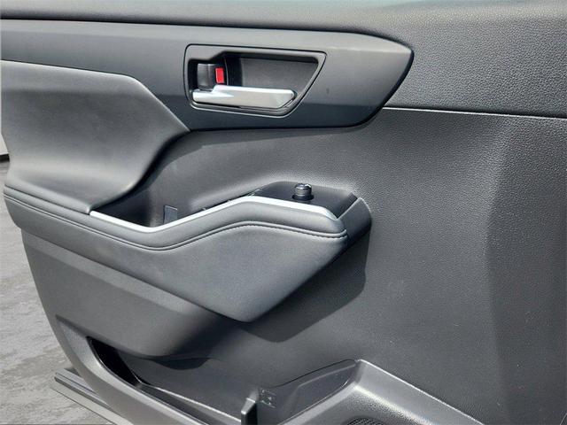 Photo of 2022 White Toyota Highlander