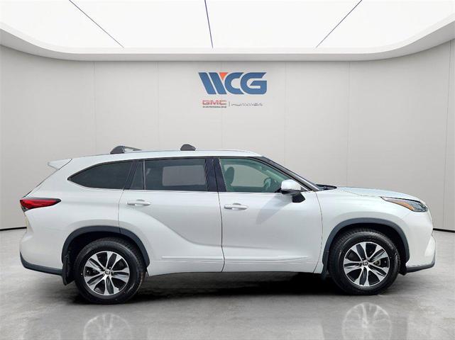 Photo of 2022 White Toyota Highlander