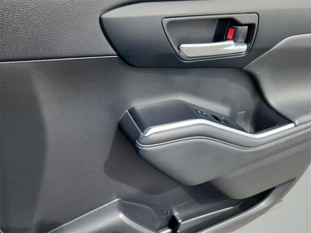 Photo of 2022 White Toyota Highlander