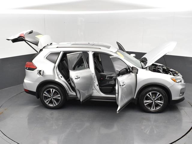 Photo of 2017 Brilliant Silver Nissan Rogue