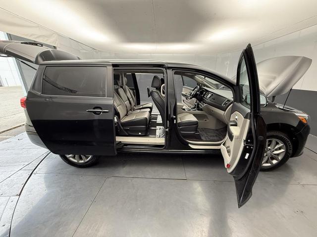 Photo of 2020 Aurora Black Kia Sedona