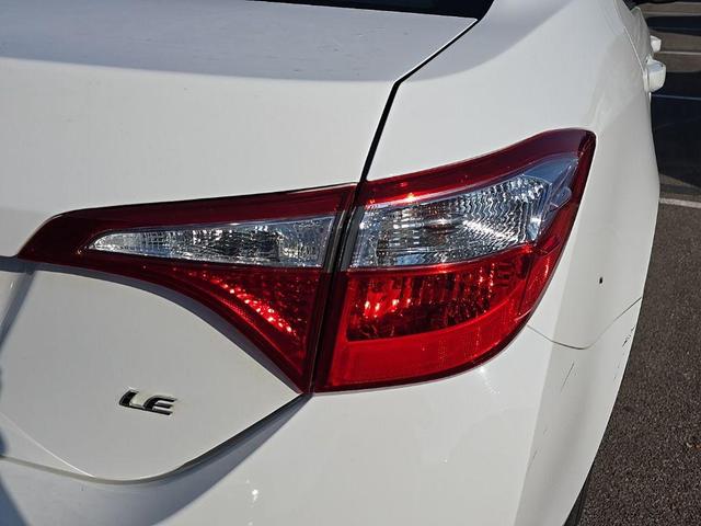 Photo of 2016 Super White Toyota Corolla