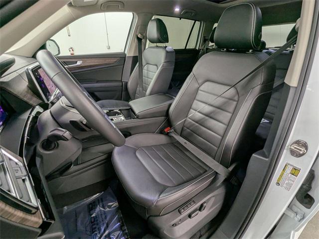 Photo of 2024 Opal White Pearl Volkswagen Atlas