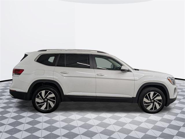 Photo of 2024 Opal White Pearl Volkswagen Atlas