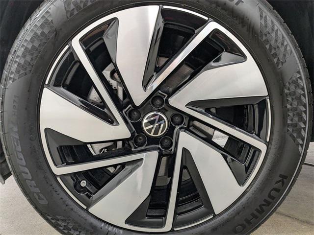 Photo of 2024 Opal White Pearl Volkswagen Atlas