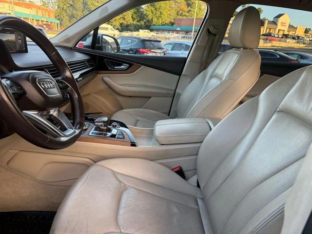 Photo of 2017 Gold Audi Q7