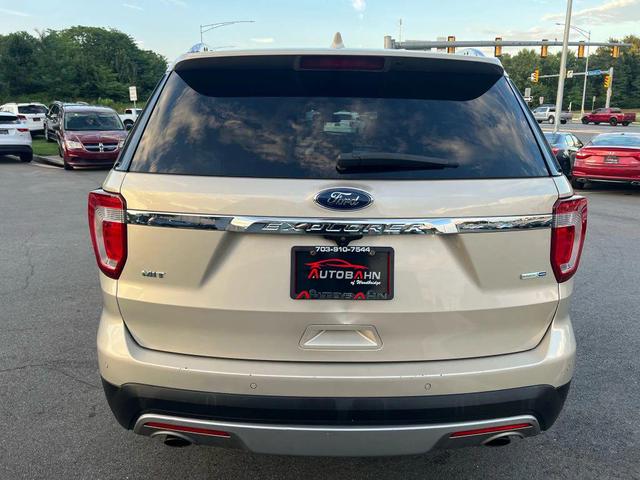 Photo of 2017 White Gold Metallic Ford Explorer