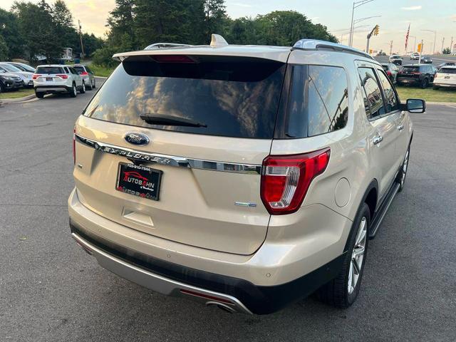 Photo of 2017 White Gold Metallic Ford Explorer