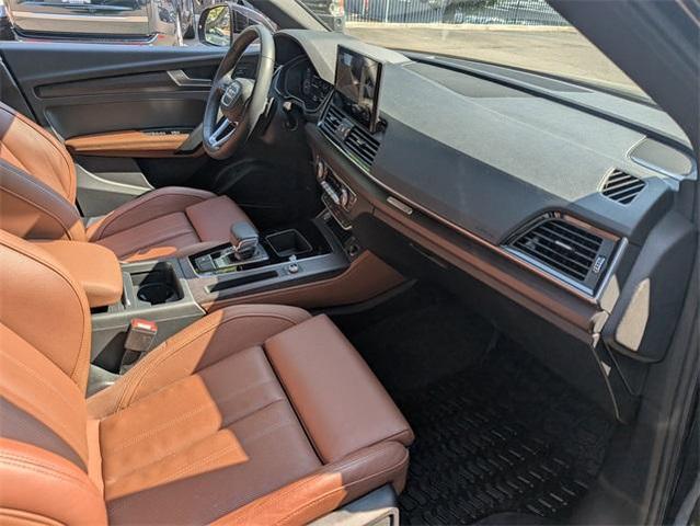 Photo of 2021 Mythos Black Metallic Audi Q5