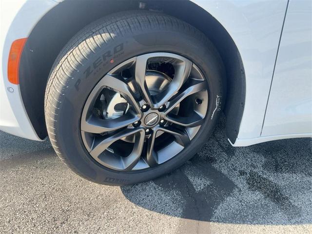 Photo of 2026 Bright White Clearcoat Chrysler Pacifica