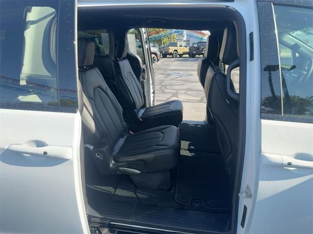Photo of 2026 Bright White Clearcoat Chrysler Pacifica