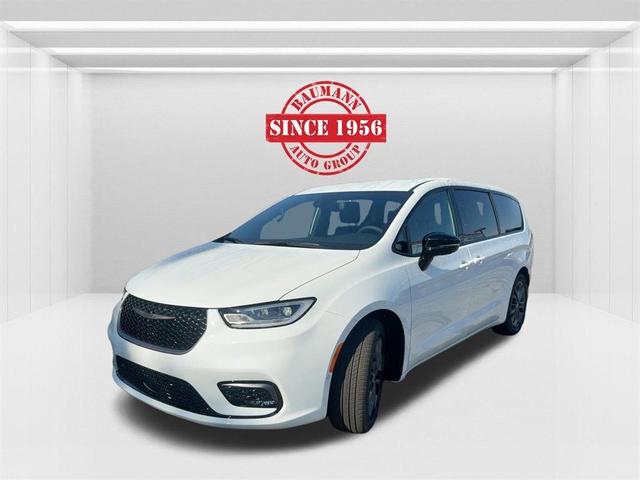 Photo of 2026 Bright White Clearcoat Chrysler Pacifica