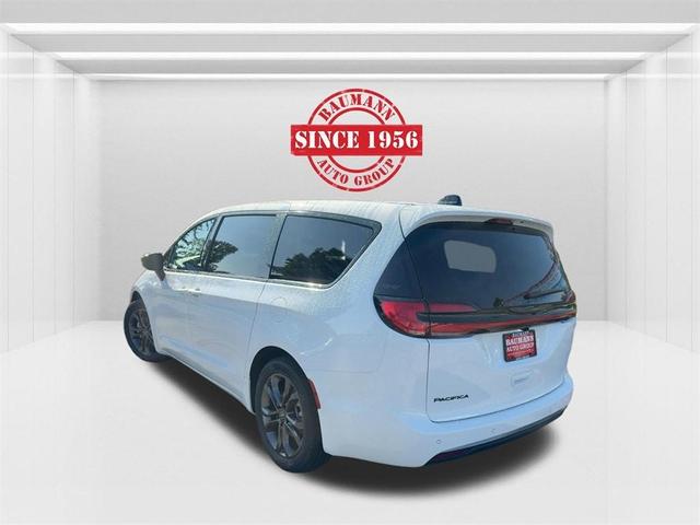 Photo of 2026 Bright White Clearcoat Chrysler Pacifica