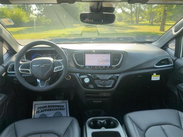 Photo of 2026 Bright White Clearcoat Chrysler Pacifica