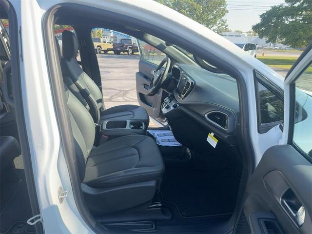 Photo of 2026 Bright White Clearcoat Chrysler Pacifica