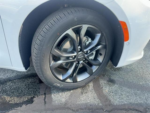 Photo of 2026 Bright White Clearcoat Chrysler Pacifica