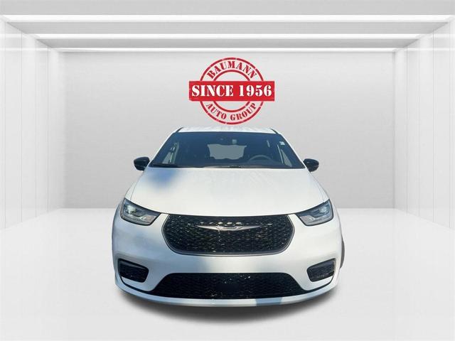 Photo of 2026 Bright White Clearcoat Chrysler Pacifica