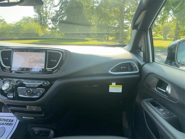 Photo of 2026 Bright White Clearcoat Chrysler Pacifica