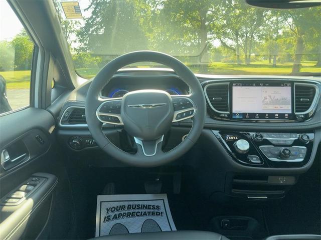 Photo of 2026 Bright White Clearcoat Chrysler Pacifica