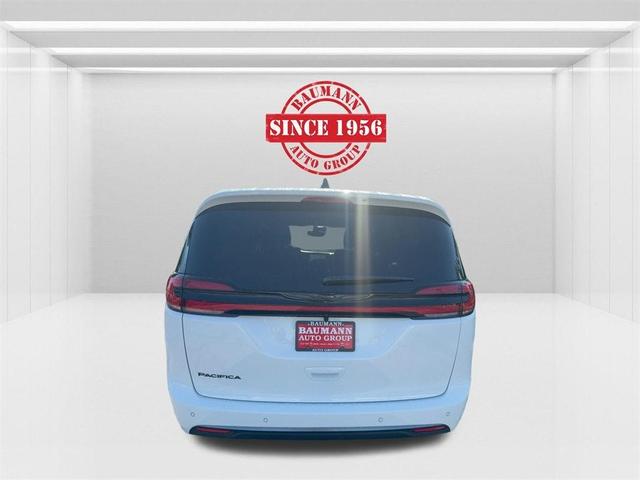 Photo of 2026 Bright White Clearcoat Chrysler Pacifica