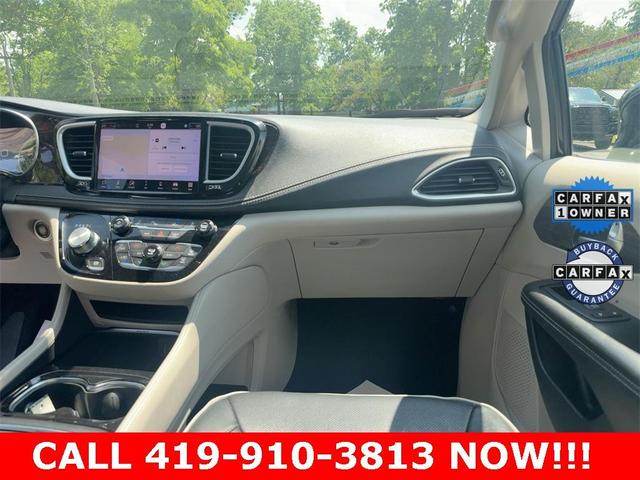 Photo of 2023 Brilliant Black Crystal Pearlcoat Chrysler Pacifica