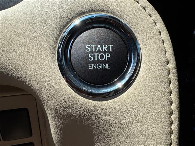 Photo of 2018 Eminent White Pearl Lexus LX 570