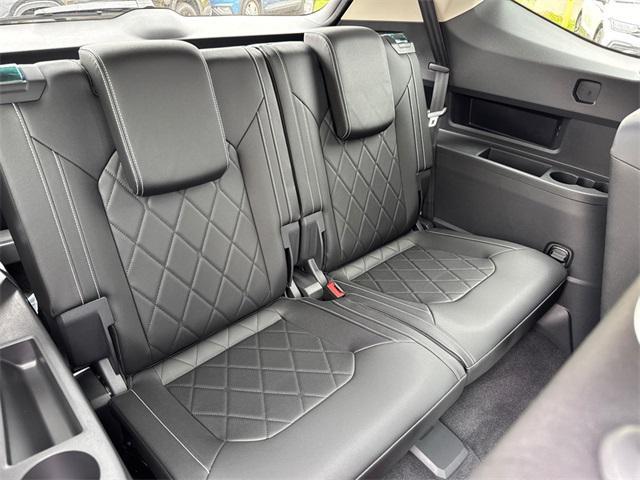 Photo of 2025 Opal White Pearl Volkswagen Atlas