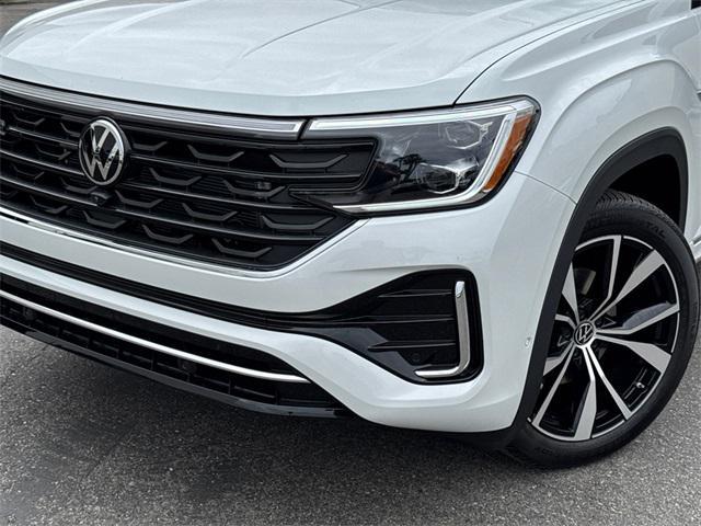 Photo of 2025 Opal White Pearl Volkswagen Atlas