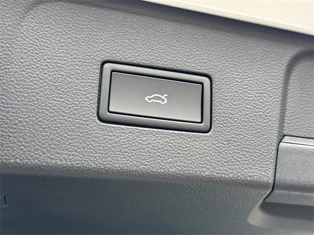 Photo of 2025 Opal White Pearl Volkswagen Atlas