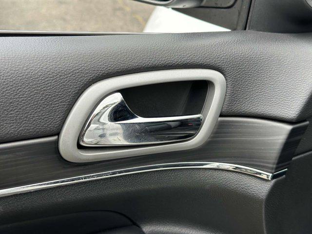 Photo of 2022 White Jeep Grand Cherokee