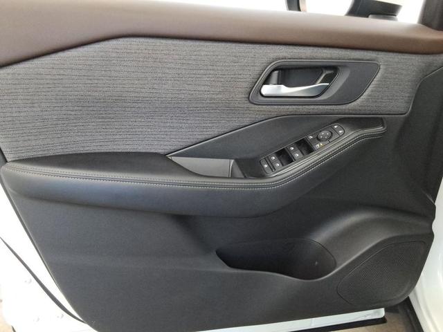 Photo of 2023 Pearl White Tricoat Nissan Rogue
