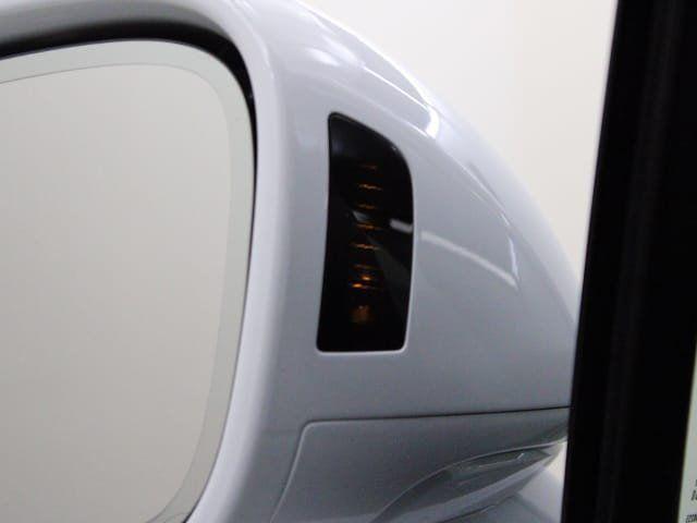 Photo of 2024 Carrara White Metallic Porsche Macan