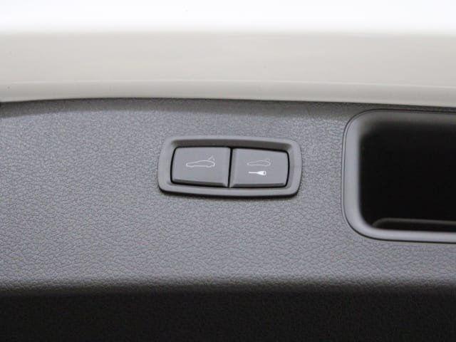 Photo of 2024 Carrara White Metallic Porsche Macan