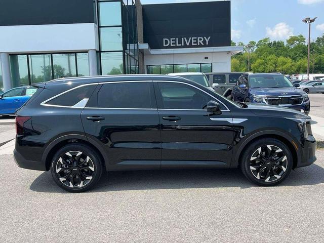 Photo of 2025 Ebony Black Kia Sorento