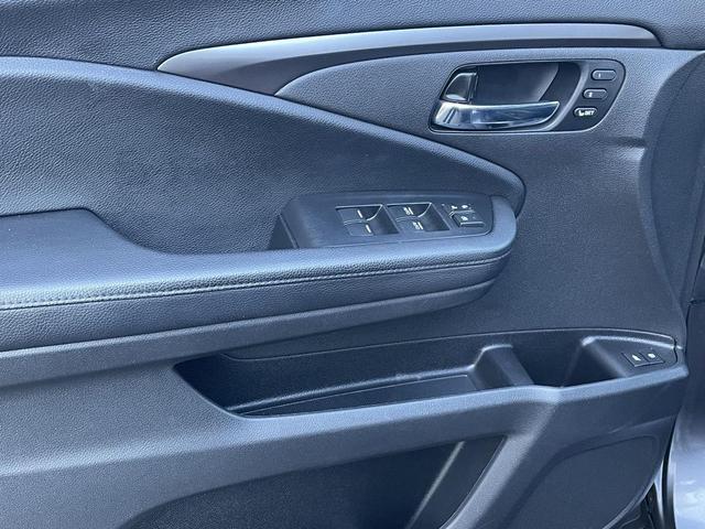 Photo of 2022 Gray Honda Pilot