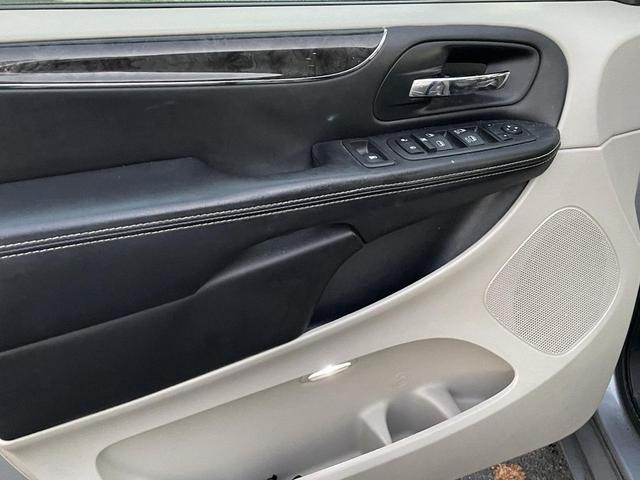 Photo of 2013 Billet Silver Metallic Clearcoat Chrysler Town & Country