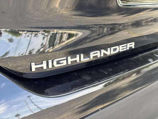 Photo of 2022 Midnight Black Toyota Highlander