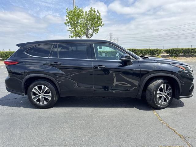 Photo of 2022 Midnight Black Toyota Highlander
