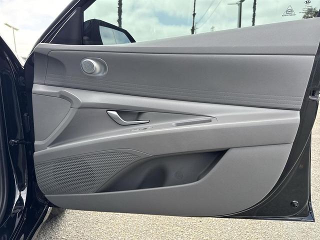Photo of 2022 Phantom Black Hyundai ELANTRA