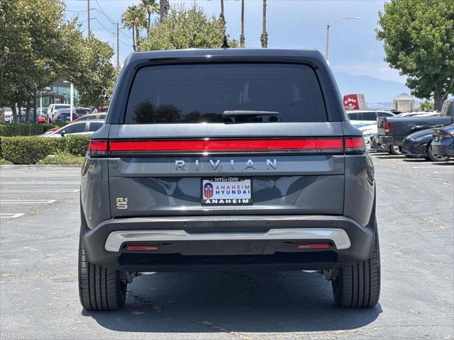Photo of 2023 Gray Rivian R1S