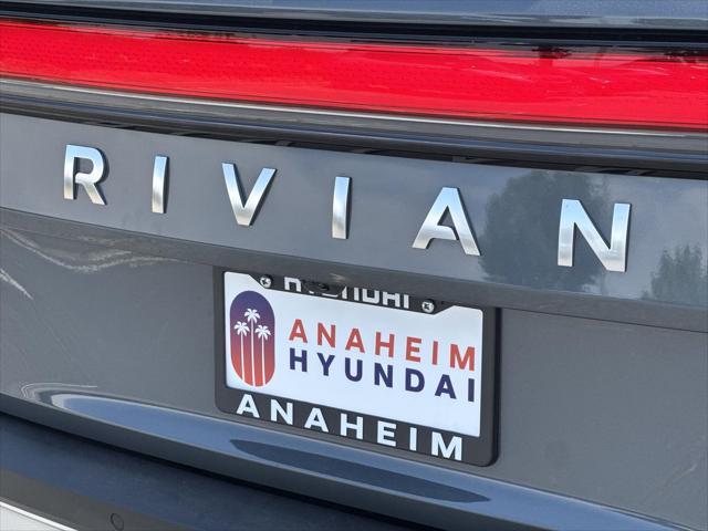 Photo of 2023 Gray Rivian R1S