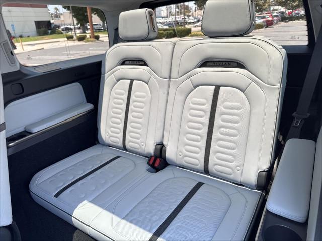 Photo of 2023 Gray Rivian R1S
